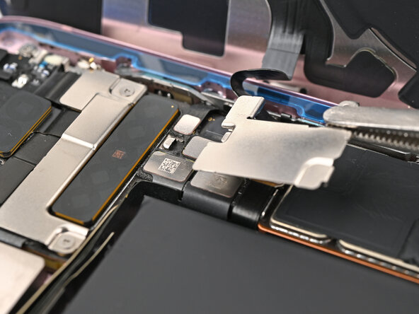 iPhone 15 Battery Replacement, Place the middle connector cover: stap 48, afbeelding 1 van 2