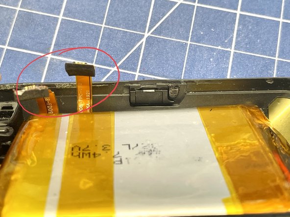 Wahoo Elemnt Roam (WFCC4) Screen and Battery Replacement, Prepare Bottom Case for New Battery: crwdns2935265:015crwdnd2935265:02crwdnd2935265:02crwdne2935265:0