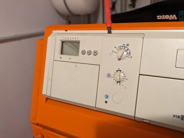 How to dismount a Viessmann 7450156, Loosen the HMI module: crwdns2935265:03crwdnd2935265:02crwdnd2935265:02crwdne2935265:0