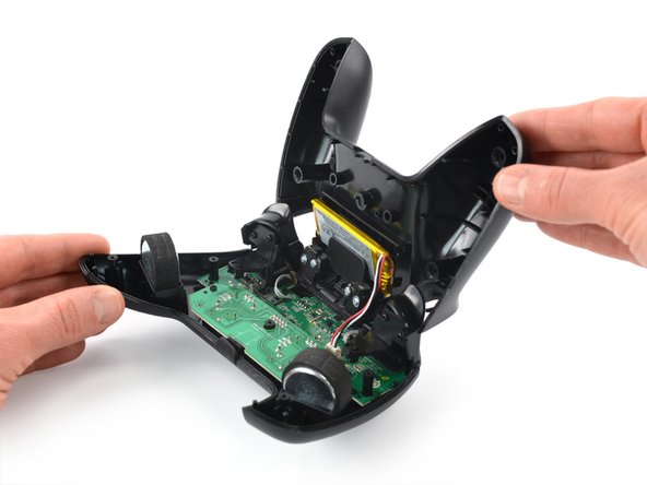 SteelSeries Nimbus+ Triggers Replacement, Unfold the back cover assembly: crwdns2935265:08crwdnd2935265:03crwdnd2935265:03crwdne2935265:0
