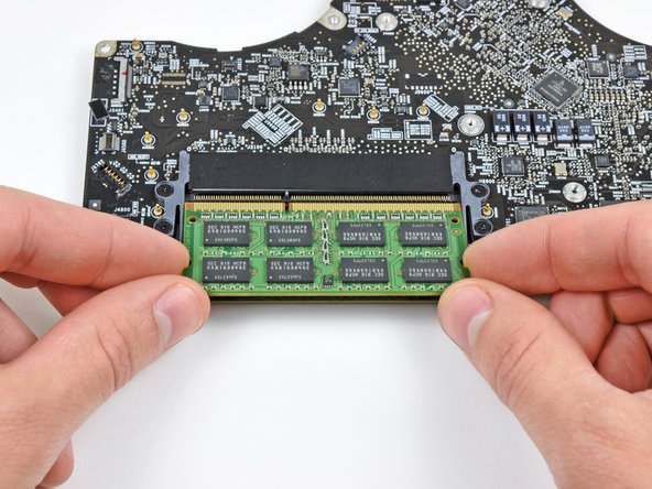 MacBook Pro 17" Unibody Logic Board Replacement: crwdns2935265:030crwdnd2935265:02crwdnd2935265:02crwdne2935265:0