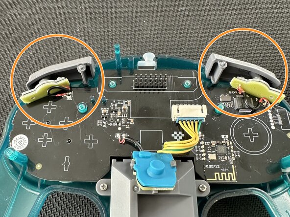 Installation du Mod Kit 8BitDo pour manette N64, Installer les boutons L et R sur la partie supérieure de la manette: étape 14, image 2 de 3
