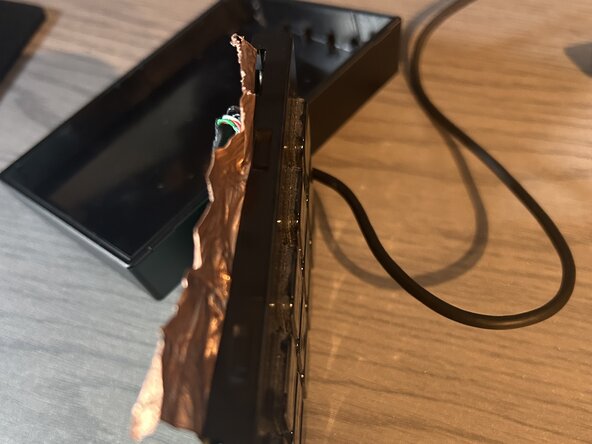 Elgato Stream Deck Classic Teardown, Peel off the copper tape: crwdns2935265:03crwdnd2935265:01crwdnd2935265:01crwdne2935265:0