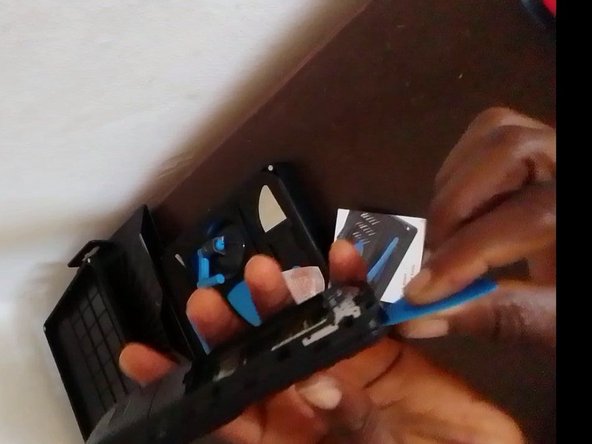 Itel 2163 Disassembly, Pry the Phone open: crwdns2935265:04crwdnd2935265:02crwdnd2935265:03crwdne2935265:0