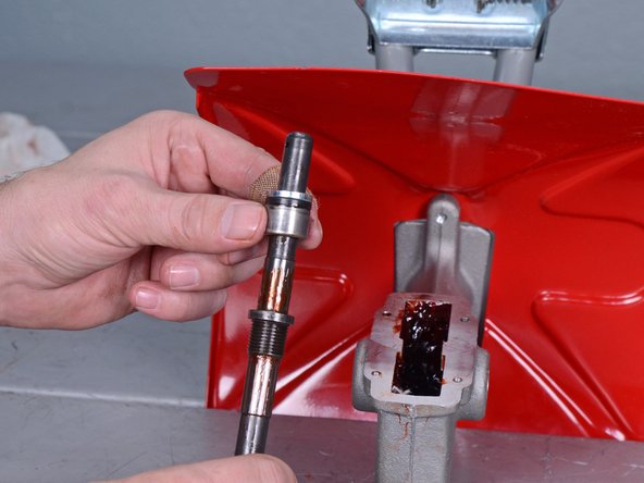 Mantis Tiller 7940 (2017) Tine Shaft Roller Bearings Replacement, Remove the left-hand tine shaft roller bearing assembly: crwdns2935265:018crwdnd2935265:02crwdnd2935265:03crwdne2935265:0