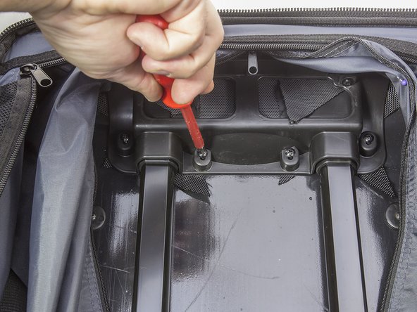 How to replace the extension handle on my trolley?: crwdns2935265:03crwdnd2935265:02crwdnd2935265:03crwdne2935265:0