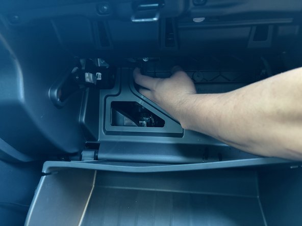 2020 Honda Civic Cabin Filter Replacement: passo 3, immagine 1 di 2