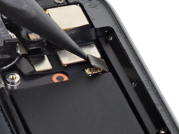 iPad mini 5 Wi-Fi Volume Button Cable Replacement, Disconnect the volume control press connector: 步骤 36 中的图像 2，2