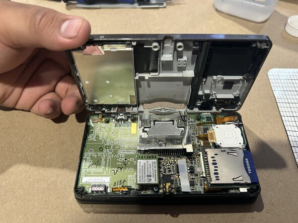 Nintendo 3DS Cartridge Reader Replacement, Opening the Case: crwdns2935265:02crwdnd2935265:02crwdnd2935265:02crwdne2935265:0