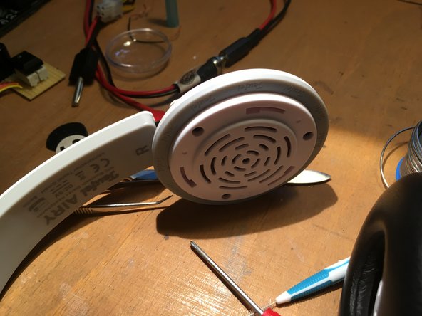 Teufel Airy Headphone Speaker Cable  Replacement (right), Removing the Speaker: crwdns2935265:03crwdnd2935265:02crwdnd2935265:03crwdne2935265:0