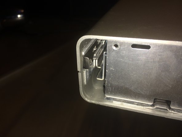 Apple Cinema HD Display 30" Teardown, Ouvrir les fermoirs: crwdns2935265:09crwdnd2935265:03crwdnd2935265:03crwdne2935265:0