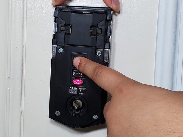 How to Fix a Jammed Weiser SmartCode 10 Touchscreen Door Lock: 步骤 5 中的图像 1，3