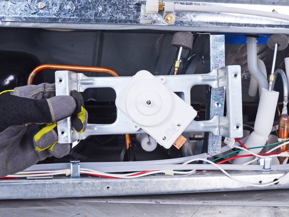 Whirlpool Refrigerator Condenser Fan Replacement, Remove the motor: crwdns2935265:07crwdnd2935265:03crwdnd2935265:03crwdne2935265:0