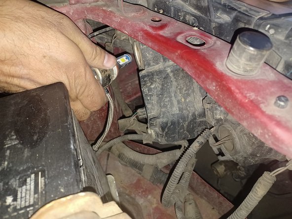 2016-2017 Toyota Tacoma High-Beam Headlight Bulb Replacement: crwdns2935265:03crwdnd2935265:02crwdnd2935265:02crwdne2935265:0