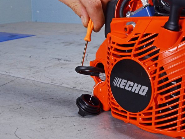 Echo Chain Saw CS590 2019 Oil System Replacement, Remove the oil filter: crwdns2935265:016crwdnd2935265:02crwdnd2935265:03crwdne2935265:0