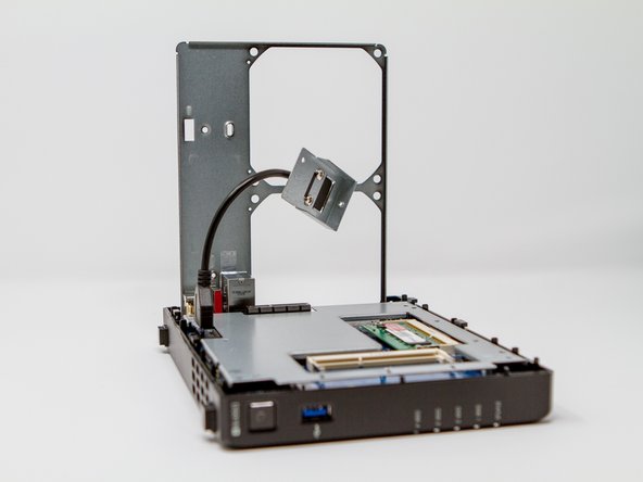 Synology DS918+ - Démontage complet, Ventilateurs : retrait des ventilateurs 2/2: crwdns2935265:016crwdnd2935265:02crwdnd2935265:02crwdne2935265:0