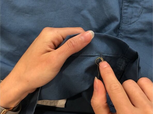 Backstitch on a Loose Hem, Start the stitch: crwdns2935265:03crwdnd2935265:02crwdnd2935265:03crwdne2935265:0