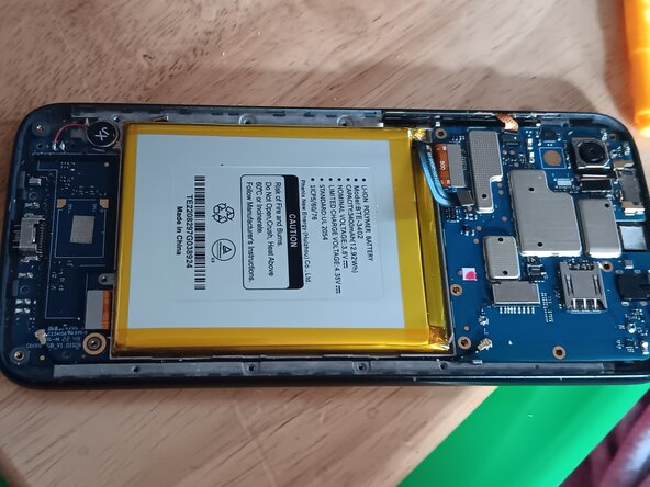 TRESWAVE TW102 Battery Replacement, Remove the battery cover.: 手順 2、 3の画像 3