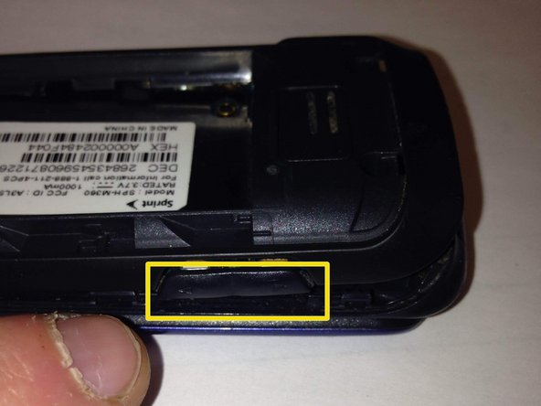 Samsung SPH-M360 Case Replacement, Remove the back half of the case.: crwdns2935265:04crwdnd2935265:02crwdnd2935265:03crwdne2935265:0