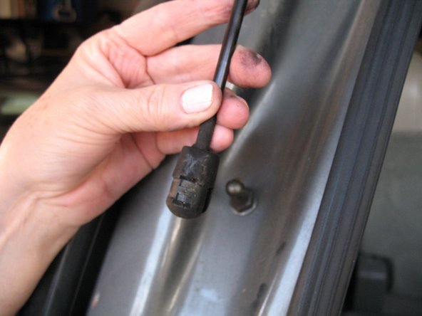 2001 Chevrolet Suburban Rear Window Struts Replacement: crwdns2935265:04crwdnd2935265:02crwdnd2935265:02crwdne2935265:0