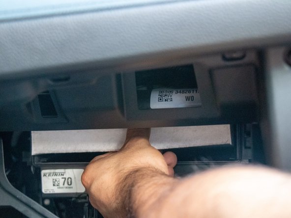 How to Replace a 2017 Honda Civic LX Cabin Filter: passo 5, immagine 1 di 3
