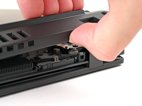 Lenovo ThinkPad T16 Gen 3 Motherboard Replacement, Pry up the base cover: stap 0, afbeelding 3 van 3