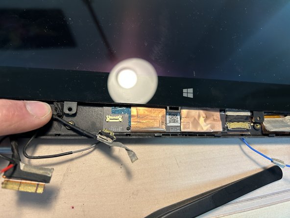 Lenovo ThinkPad X1 Yoga Display Assembly Teardown, Disconnecting the display: crwdns2935265:08crwdnd2935265:02crwdnd2935265:03crwdne2935265:0