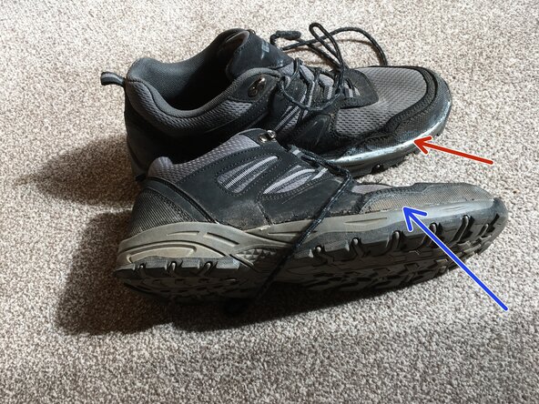 Repair walking boots/ shoes/ trainers with detached sole, Apply silicone rubber between sole and upper: crwdns2935265:01crwdnd2935265:03crwdnd2935265:03crwdne2935265:0