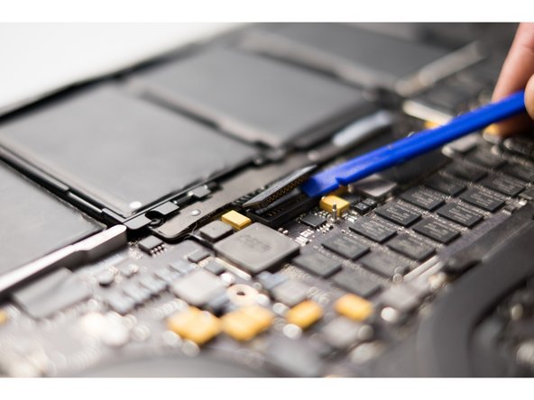 Battery and Trackpad. Disassembling MacBook Pro 15" Retina 2012-2015: crwdns2935265:04crwdnd2935265:02crwdnd2935265:03crwdne2935265:0