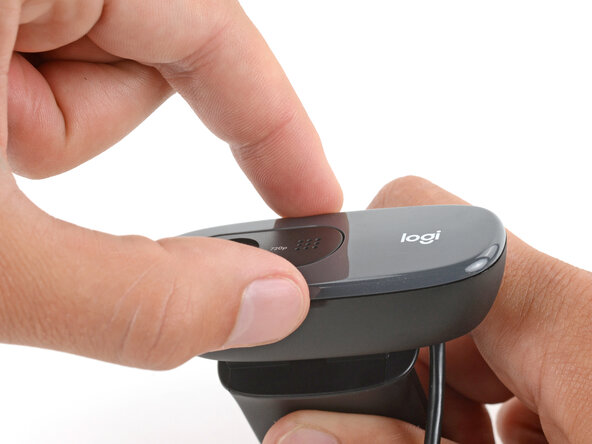 How to Open Your Logitech C270 Webcam, Remove the front cover: crwdns2935265:02crwdnd2935265:01crwdnd2935265:03crwdne2935265:0