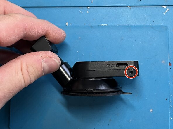 Vantrue GPS-Halterung mit Saugnapf Kabelverbindung / Kabelbruch Reparatur, Entferne die beiden Gehäuseschrauben: Schritt 2, Bild 2 von 3