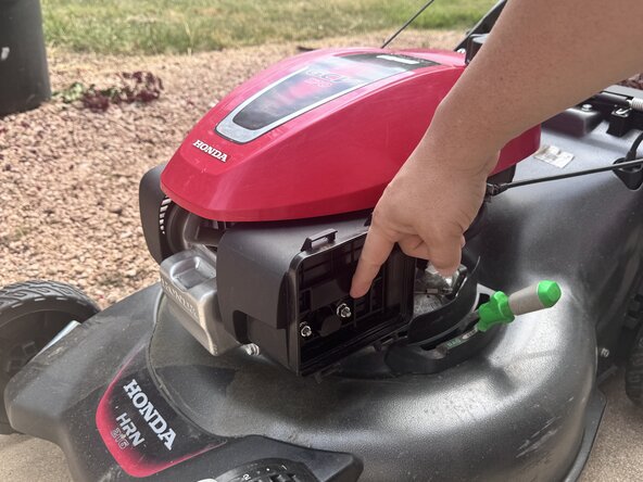 How to Clean a Honda GCV170 Carburetor: step 2, image 1 of 3