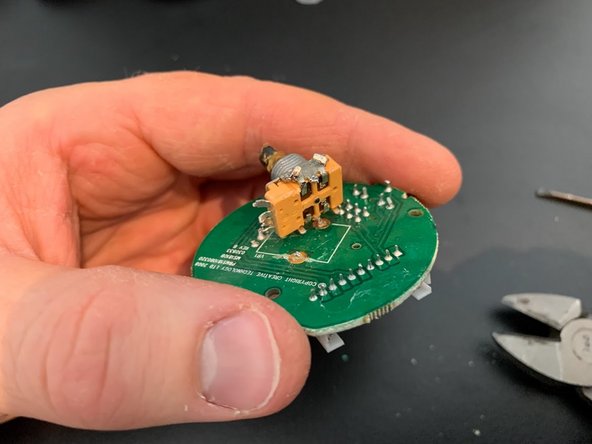 Creative Gigaworks T3 2.1 Speakers Volume Control Replacement, Remove old potentiometer: stap 0, afbeelding 2 van 3