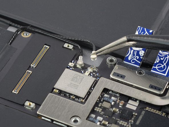 iPad Pro 12.9" 2nd Gen Battery Replacement, Disconnect the antenna cables: crwdns2935265:054crwdnd2935265:02crwdnd2935265:03crwdne2935265:0