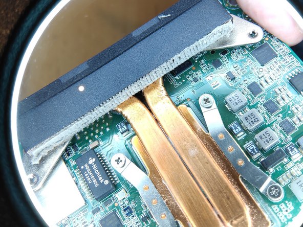 Fix NUC8i7BEH overheating, Blast off dust from CPU air exit fins: crwdns2935265:014crwdnd2935265:03crwdnd2935265:03crwdne2935265:0