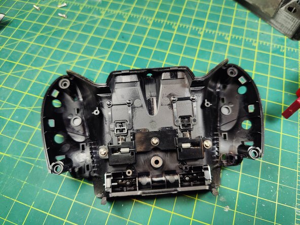 Razer Wildcat Xbox One Controller Disassembly, Remove the back plate: adım 2, 3 resimden 3.