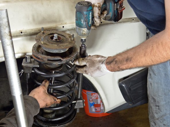 1986-1993 Volvo 240 Front Struts Replacement: crwdns2935265:010crwdnd2935265:03crwdnd2935265:03crwdne2935265:0