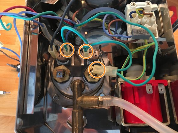 La Pavoni Espresso Plus zerlegen, Brühgruppe elektrische Anschlüsse entfernen: crwdns2935265:05crwdnd2935265:02crwdnd2935265:03crwdne2935265:0