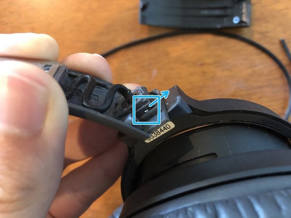 How to reduce creaking plastic noises, Upper hinge - Disassembly: crwdns2935265:07crwdnd2935265:03crwdnd2935265:03crwdne2935265:0