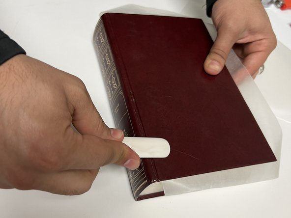 How to Reattach a Cover to a Hardcover Book: passo 20, immagine 2 di 3