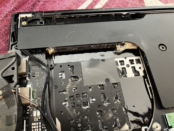 Razer Blade 15 (2022) Fan and Heatsink Replacement, Clean the fan: crwdns2935265:06crwdnd2935265:03crwdnd2935265:03crwdne2935265:0
