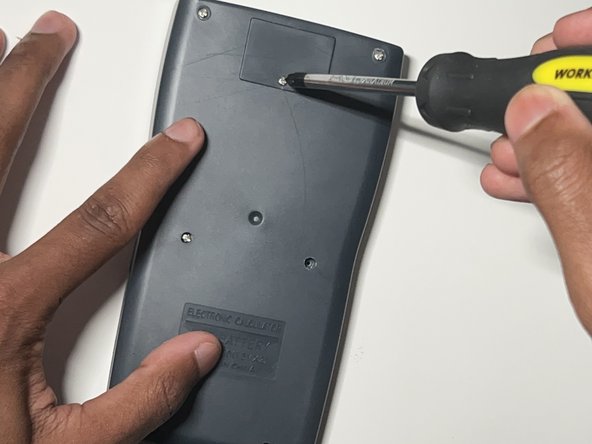 How To Replace Merangue 2-Line Engineering Scientific Calculator Battery: passo 9, immagine 3 di 3