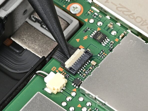 Nintendo Switch 2 Board Replacement, Disconnect the right Joy-Con 2 connector: crwdns2935265:050crwdnd2935265:01crwdnd2935265:02crwdne2935265:0