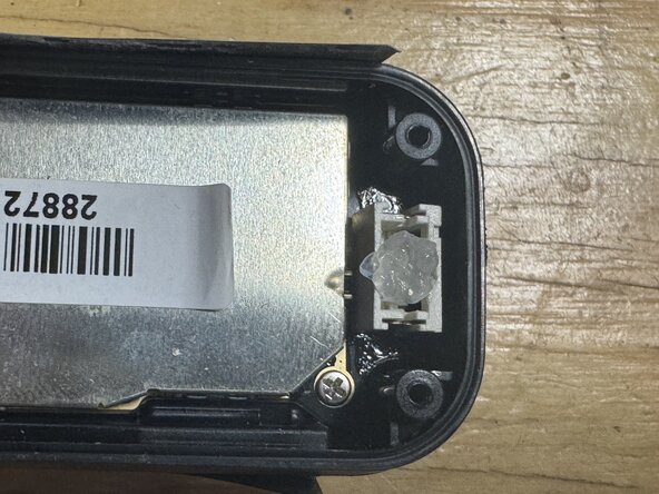 Cycliq Fly6 CE Gen3 Teardown, Grease battery female connector: crwdns2935265:04crwdnd2935265:02crwdnd2935265:03crwdne2935265:0