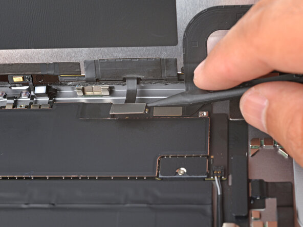 iPad Air 6 11" Screen Replacement, Disconnect the lower screen press connectors: step 17, image 2 of 3