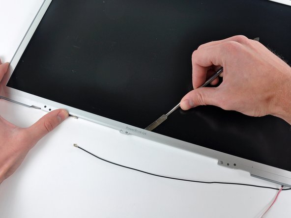 PowerBook G4 Aluminum 17" 1-1.67 GHz Front Display Bezel Replacement: passo 48, immagine 2 di 3