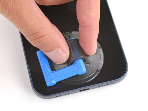 iPhone 17 Pro Battery Replacement, Apply a suction handle: crwdns2935265:06crwdnd2935265:01crwdnd2935265:02crwdne2935265:0
