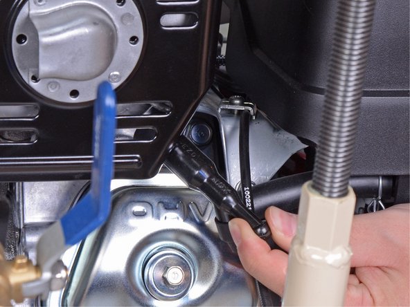 EDCO PRO KL-18 Concrete Saw Belts Replacement, Disconnect the spark plug: crwdns2935265:04crwdnd2935265:02crwdnd2935265:02crwdne2935265:0