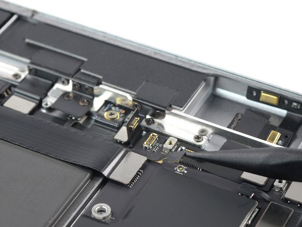 iPad Pro 12.9" 2nd Gen Battery Replacement, Disconnect the top left coxial cable: crwdns2935265:044crwdnd2935265:02crwdnd2935265:03crwdne2935265:0