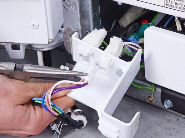 Whirlpool Refrigerator Freezer Door Replacement, Disconnect the wiring harness: crwdns2935265:07crwdnd2935265:03crwdnd2935265:03crwdne2935265:0